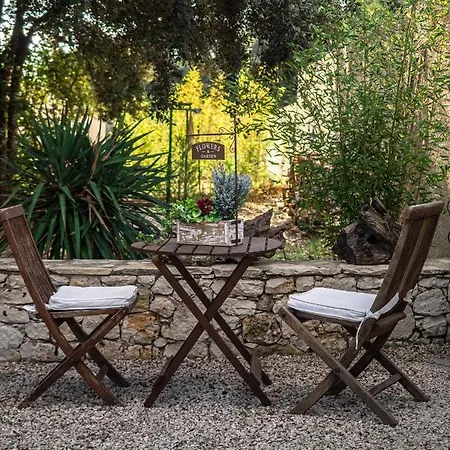 Les Jardins D'holi Proche Uzes Bed & Breakfast