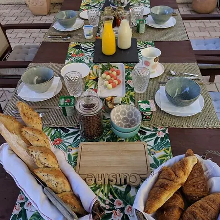 Bed & Breakfast Les Jardins D'holi Proche Uzes