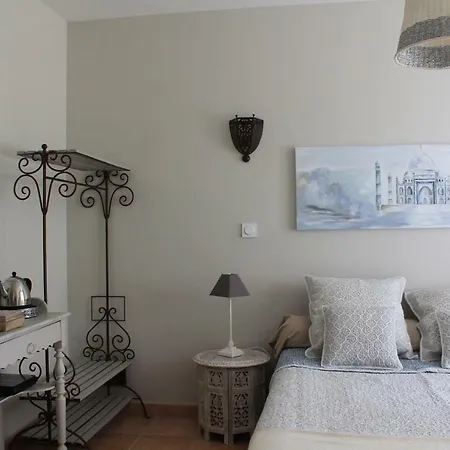 Bed & Breakfast Les Jardins D'holi Proche Uzes 3*