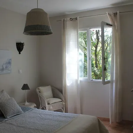 Bed & Breakfast Les Jardins D'holi Proche Uzes 3*