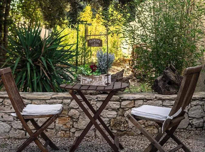 Les Jardins D'holi Proche Uzes Bed & Breakfast